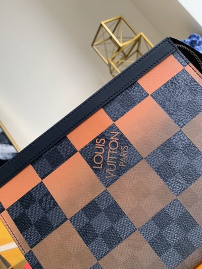 CARTERA DE MANO VOYAGE MM Louis Vuitton - KJ PLUS