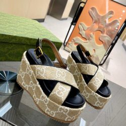 Sandalia con plataforma y GG Gucci