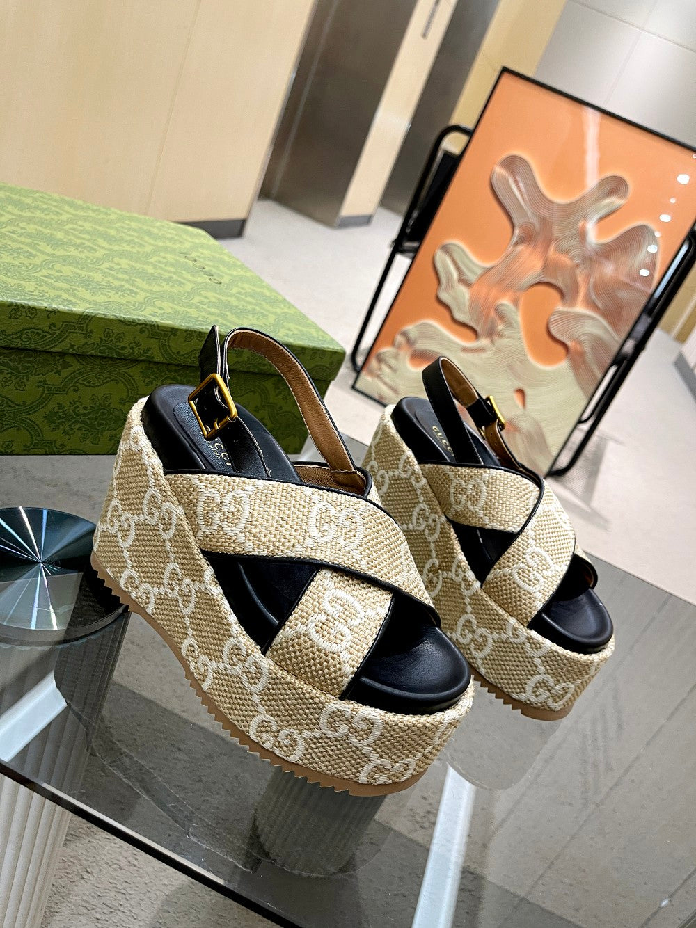 Sandalia con plataforma y GG Gucci