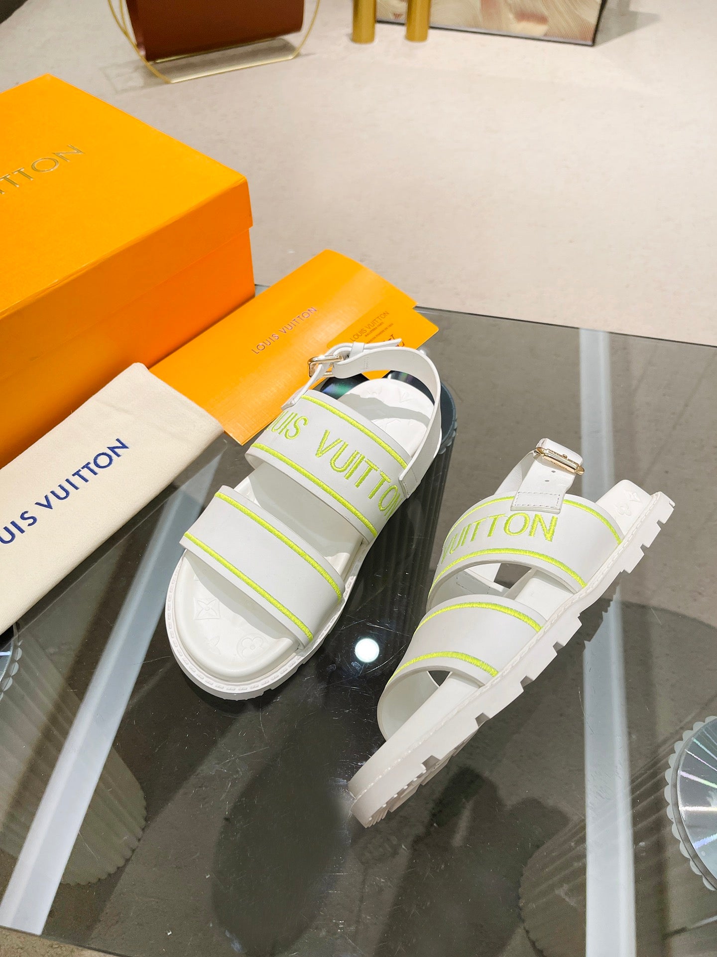 Sandalias Planas Louis Vuitton - Imagen 2