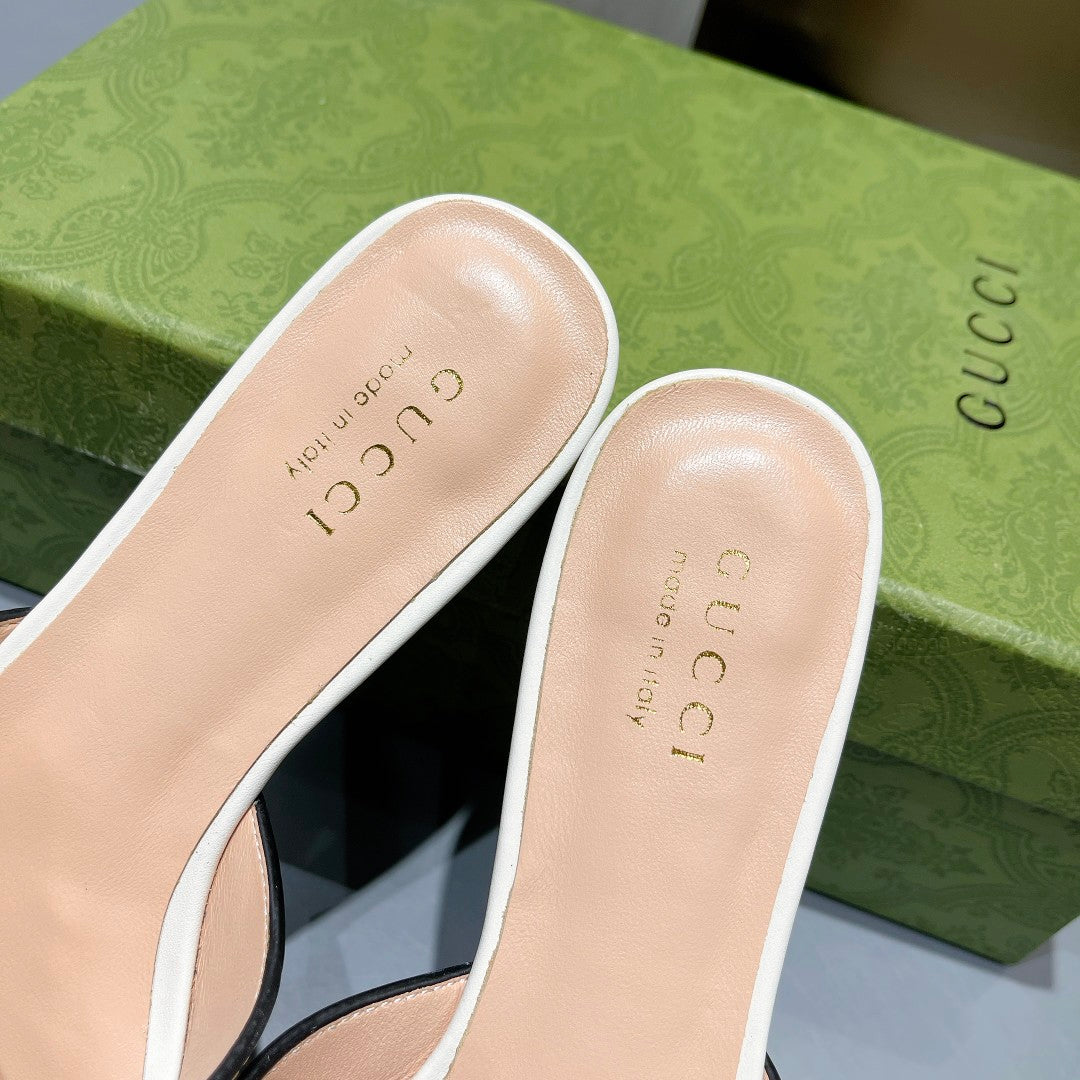 Sandalia chancla con GG perforado Gucci - Imagen 5