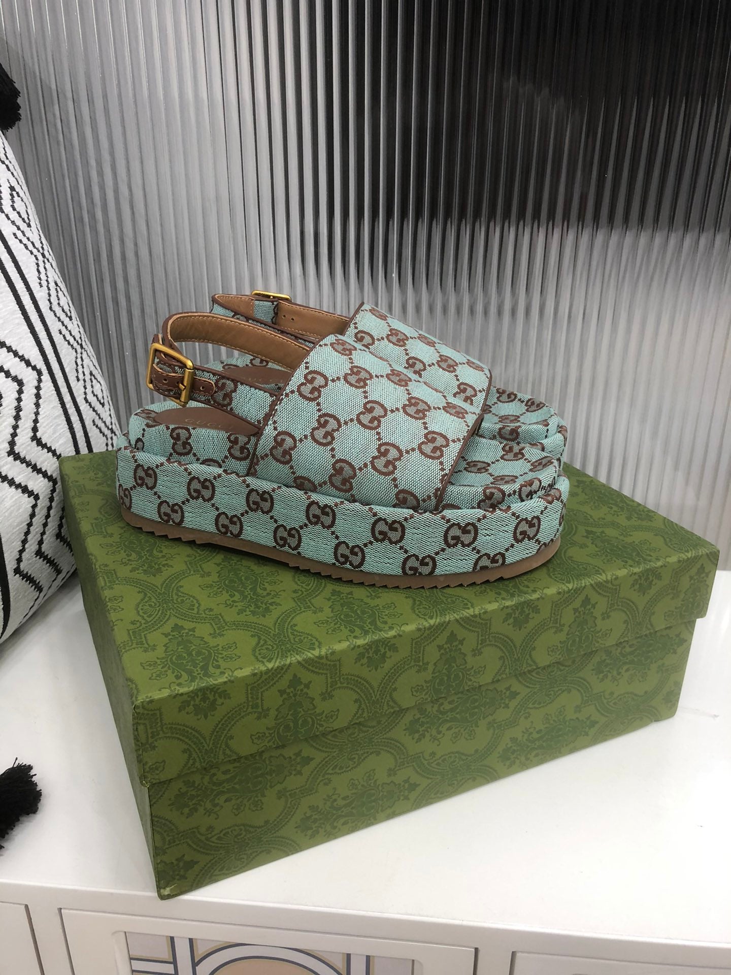 Sandalia con plataforma GG Gucci