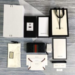 Cartera Gucci Signature con tribanda y cremallera