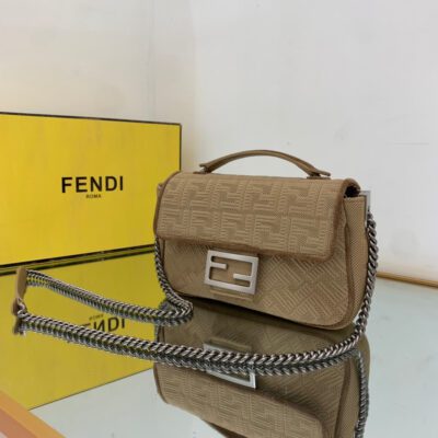 Bolso Fendi Baguette Chain Midi