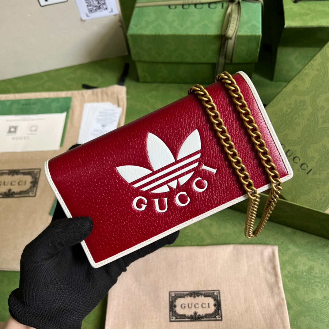 Cartera adidas x Gucci con cadena
