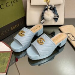 Sandalia tipo chancla con GG Gucci