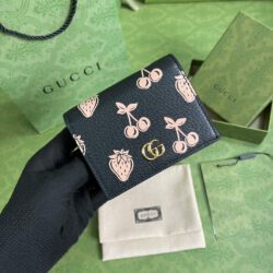 Tarjetero GG Marmont con diseño frutal GUCCI