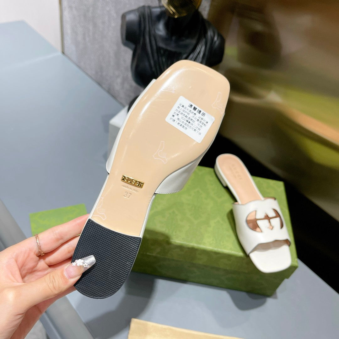 Sandalia chancla con GG perforado Gucci - Imagen 7