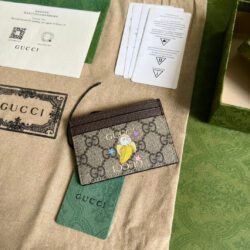 Tarjetero con estampado de Gucci y Bananya