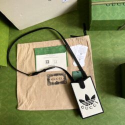 Funda de teléfono adidas x Gucci