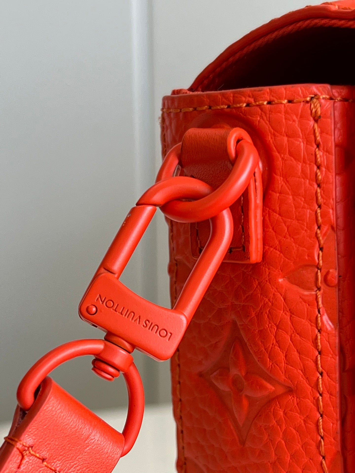 Cartera S-Lock Vertical con bandolera Louis Vuitton - Imagen 7