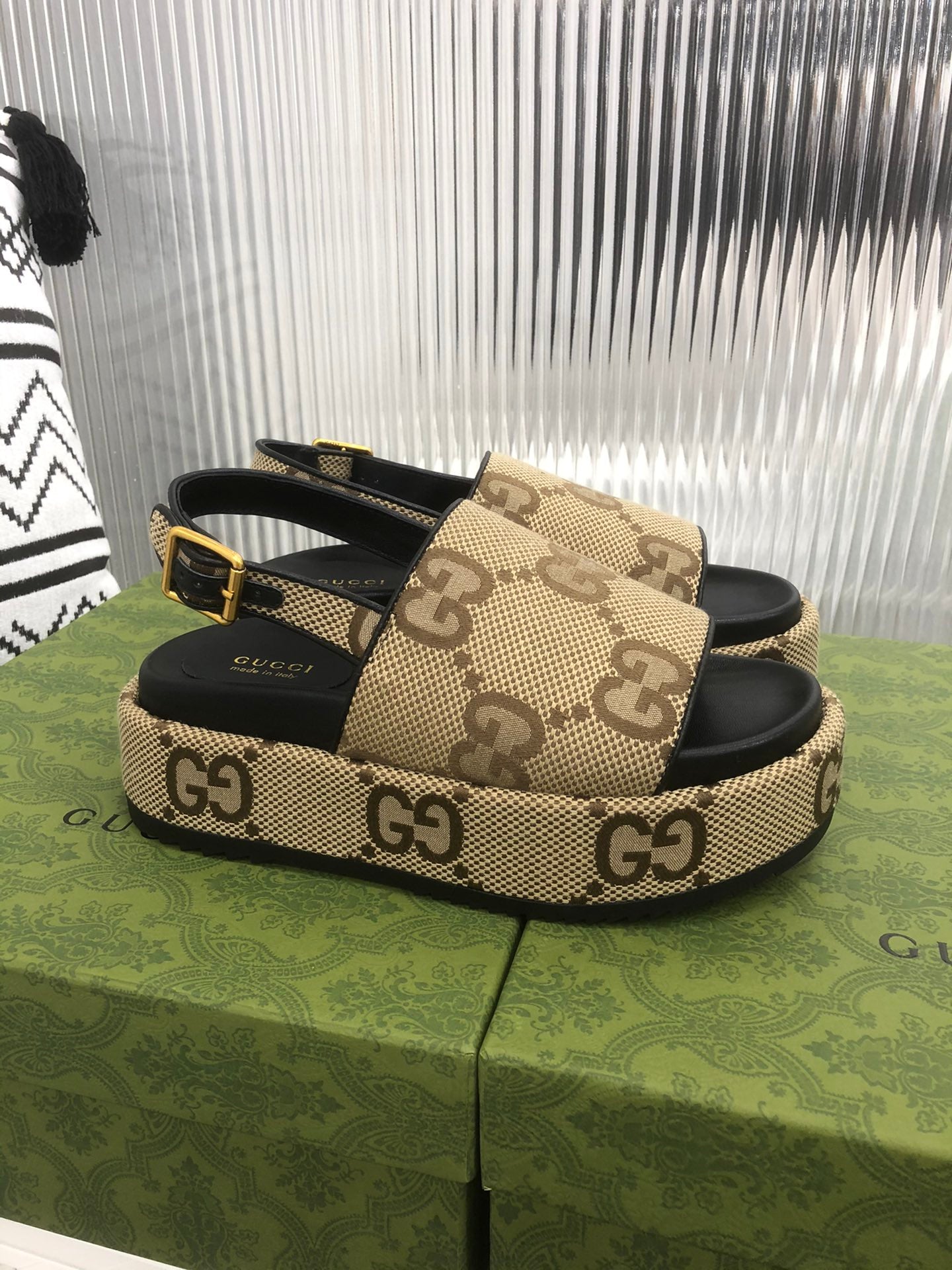 Sandalia con plataforma GG Gucci