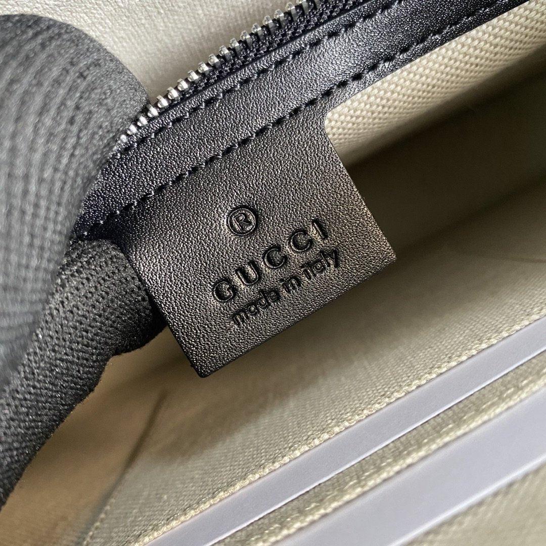 Cartera con GG en relieve GUCCI - Imagen 9