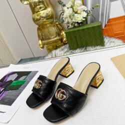 Sandalia tipo tacón con Doble G Gucci