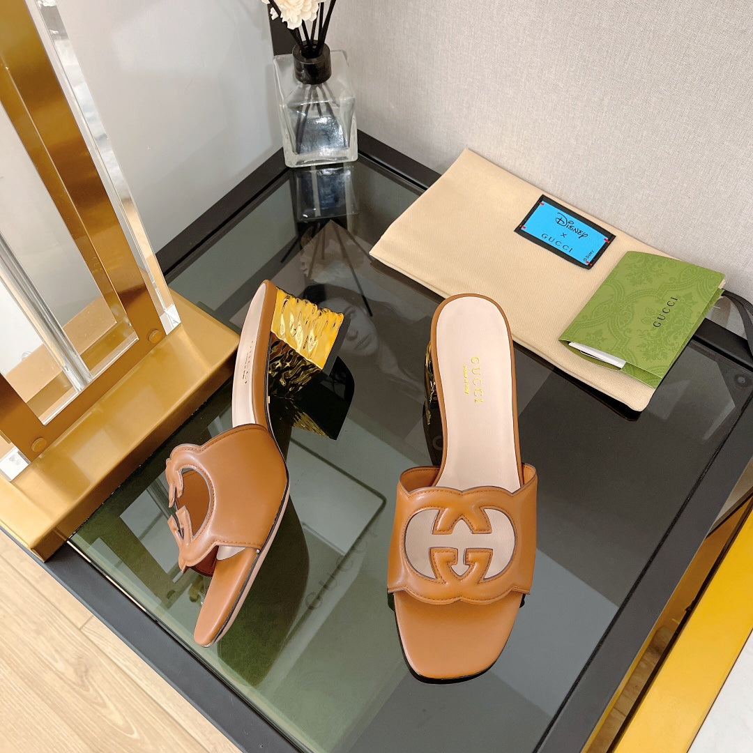 Sandalia chancla con GG perforado Gucci - Imagen 6