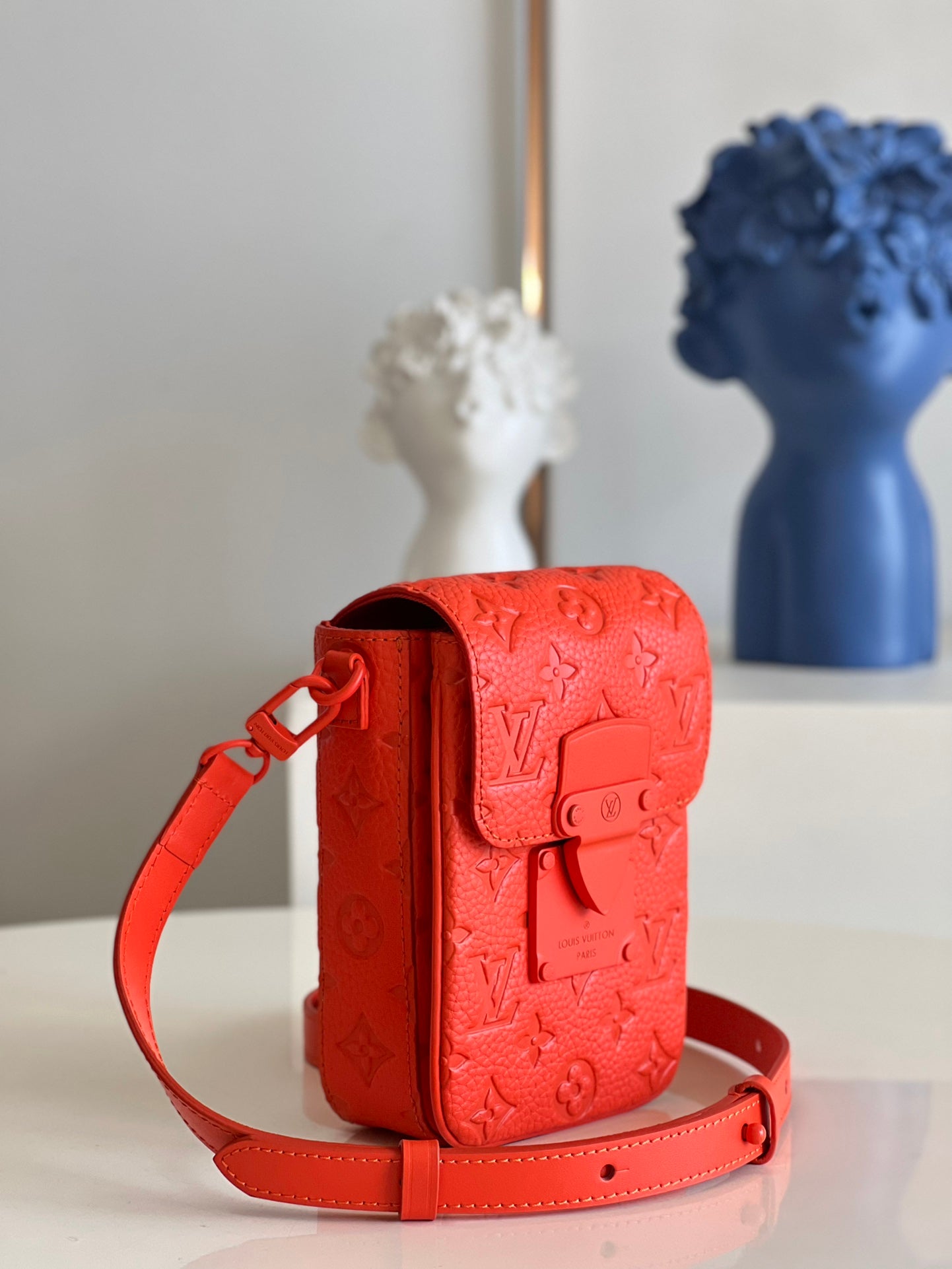 Cartera S-Lock Vertical con bandolera Louis Vuitton - Imagen 2