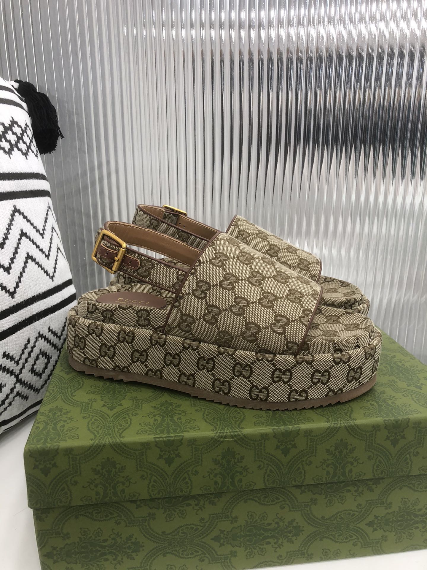 Sandalia con plataforma GG Gucci