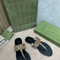 Chancla con Doble G Gucci