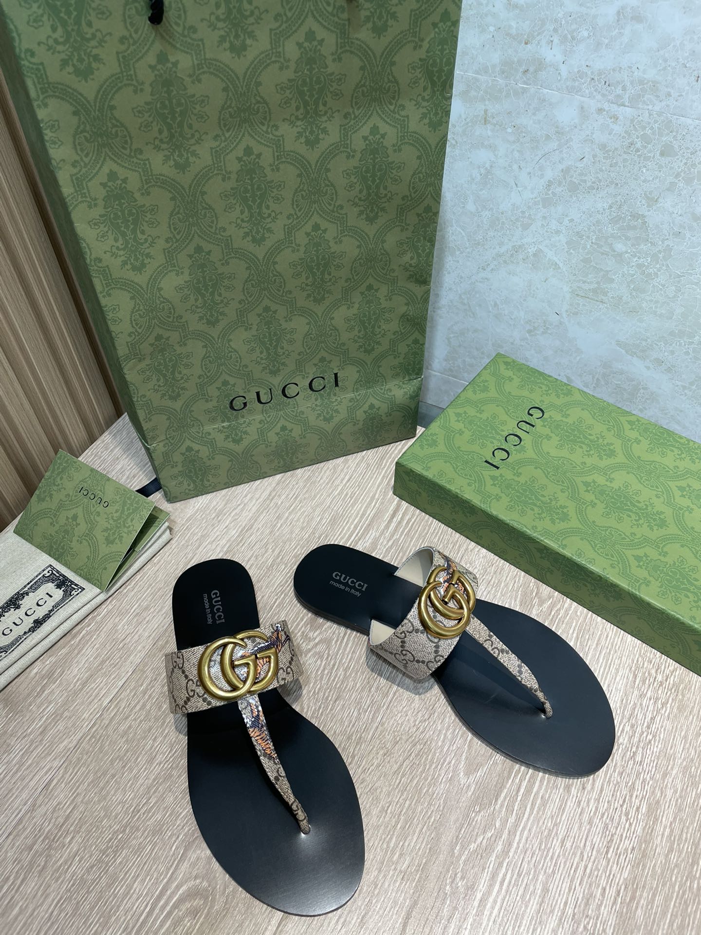 Chancla con Doble G Gucci