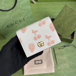 Tarjetero GG Marmont con diseño frutal GUCCI