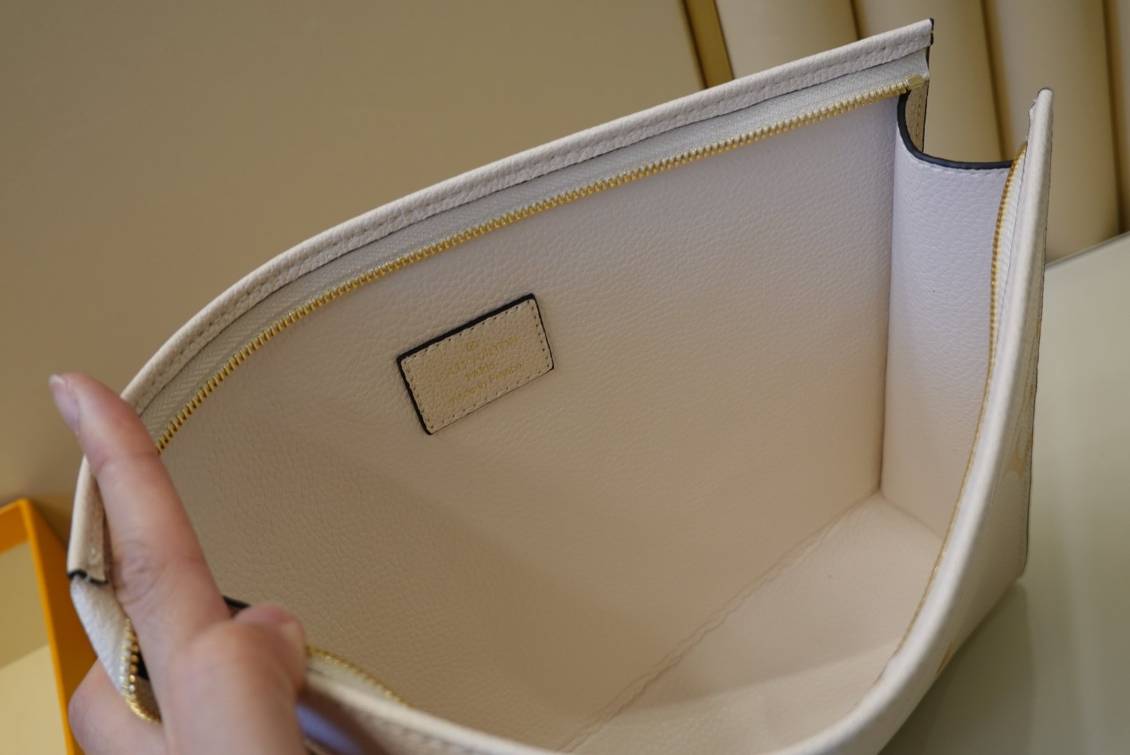 BOLSA DE ASEO 26 Louis Vuitton - Imagen 8