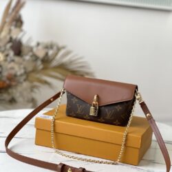 BOLSO PADLOCK ON STRAP BB Louis Vuitton
