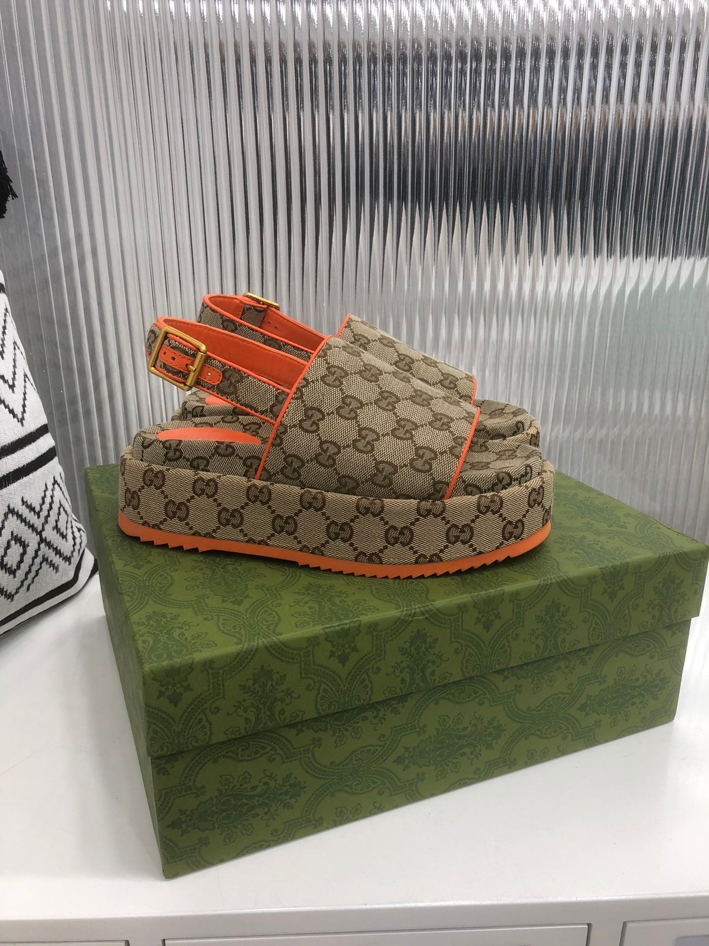 Sandalia con plataforma GG Gucci