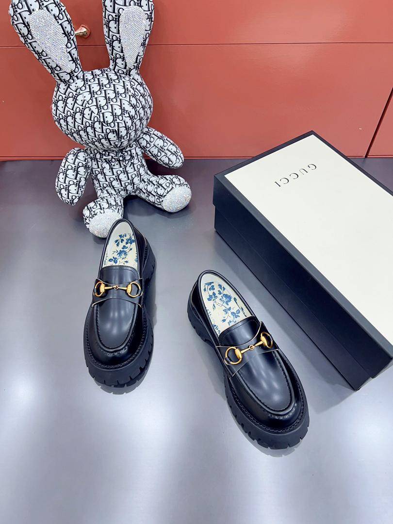 Mocasín de piel con Horsebit y suela dentada Gucci - Imagen 2