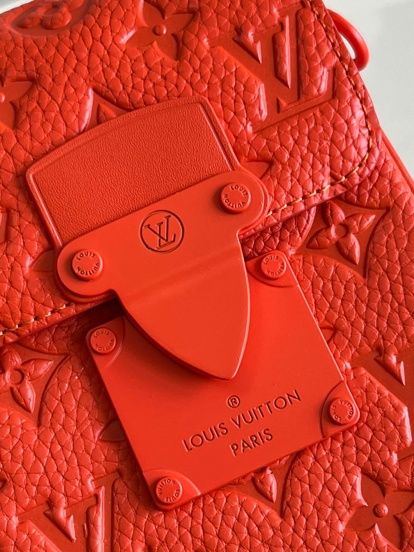 Cartera S-Lock Vertical con bandolera Louis Vuitton - Imagen 3