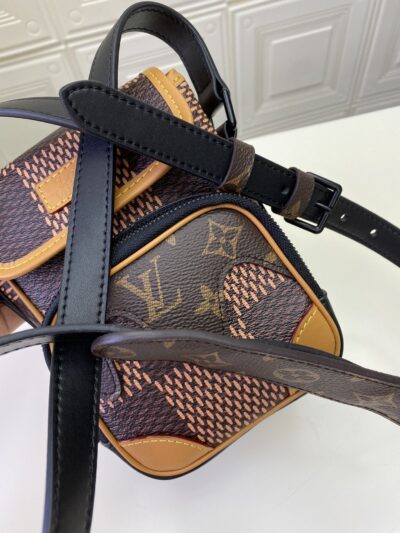 MOCHILA BANDOLERA AMAZONE LOUIS VUITTON - Imagen 11