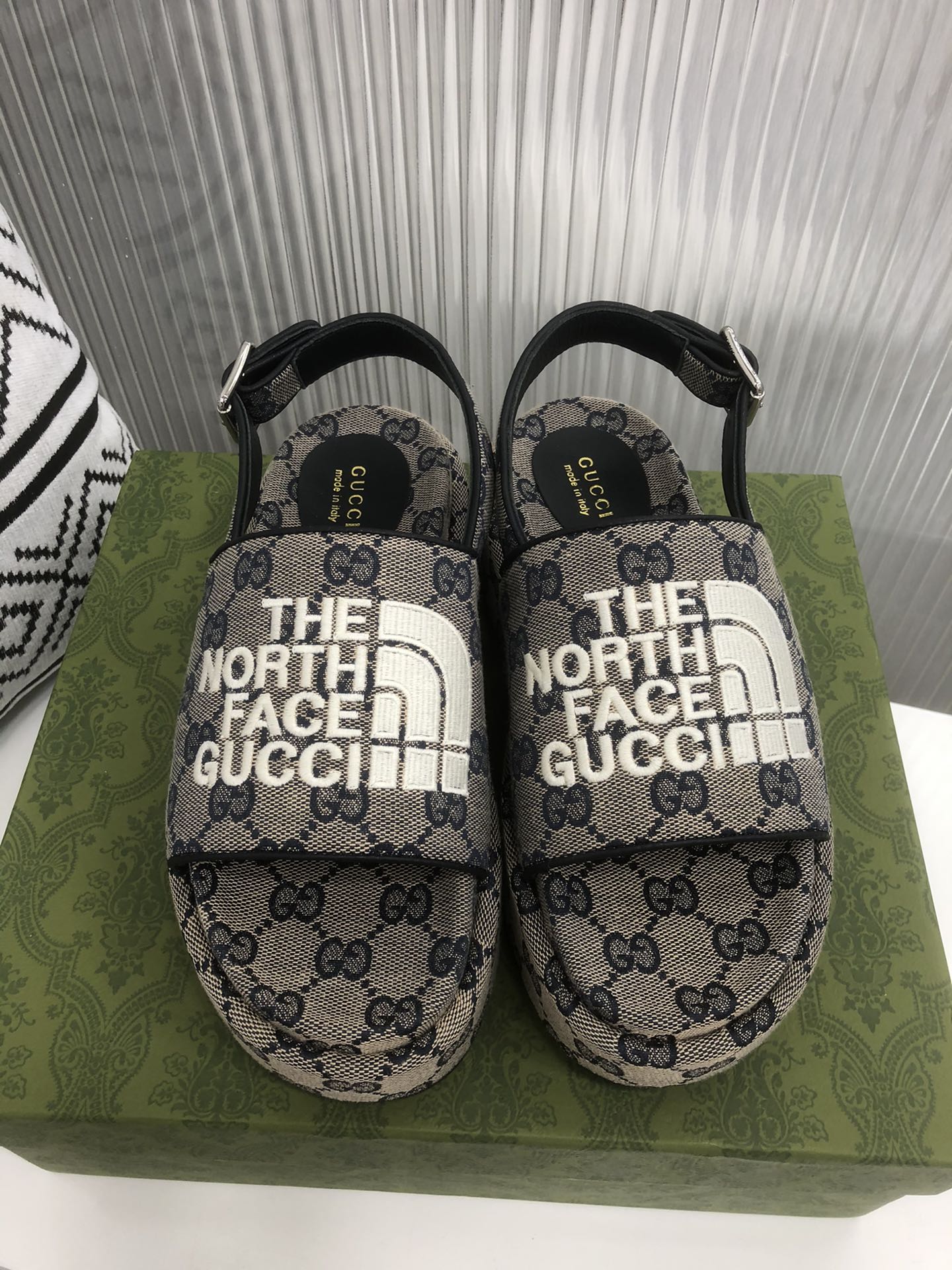 Sandalia con plataforma GG Gucci - Imagen 2