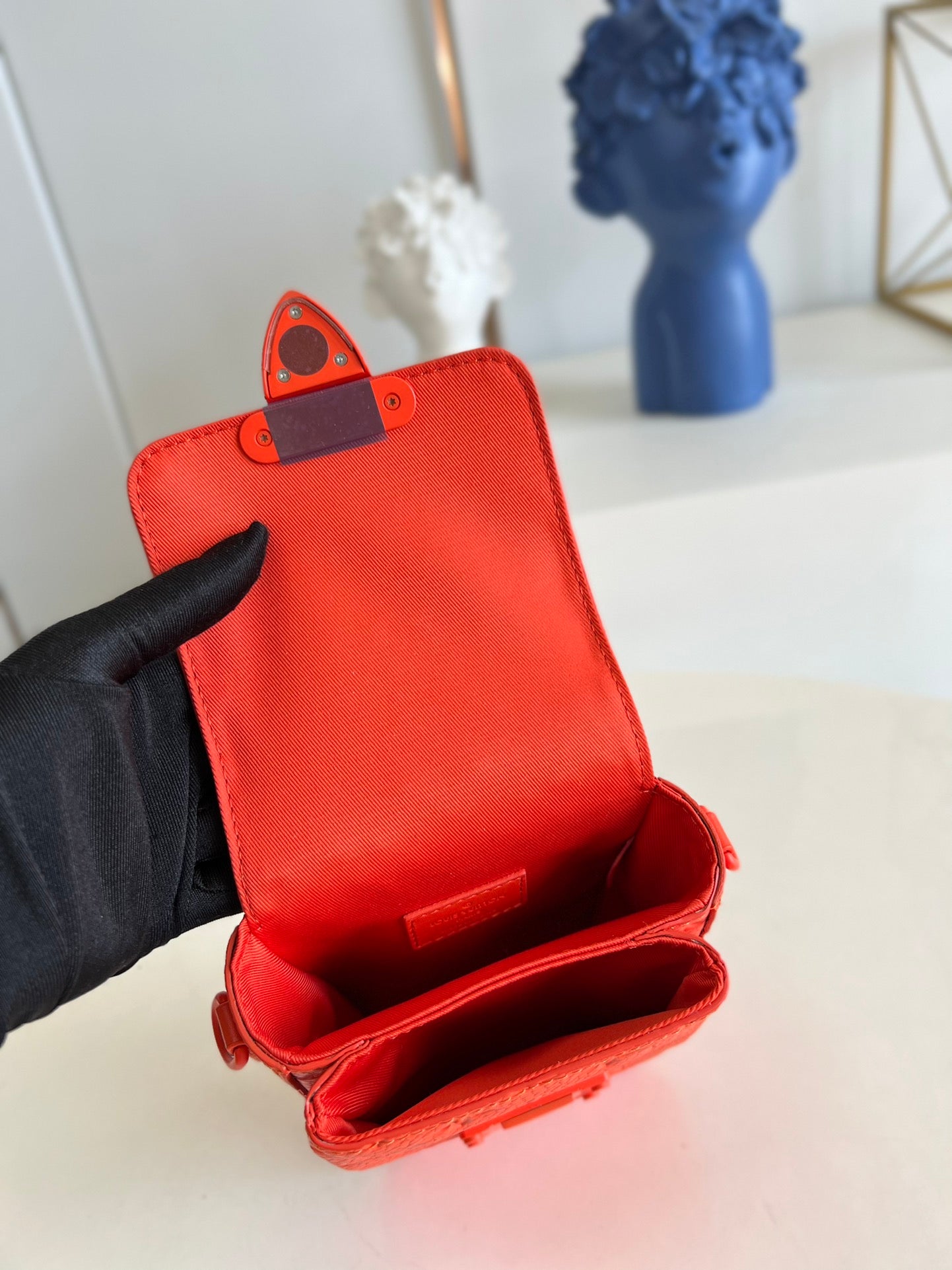 Cartera S-Lock Vertical con bandolera Louis Vuitton - Imagen 8