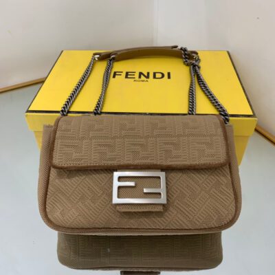 Bolso Fendi Baguette Chain Midi - Imagen 4