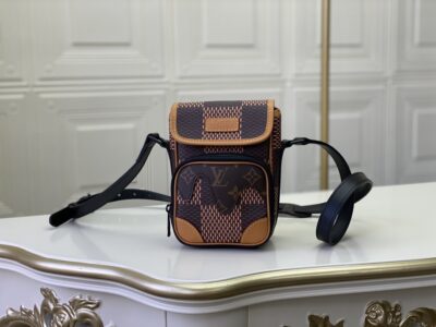 MOCHILA BANDOLERA AMAZONE LOUIS VUITTON - Imagen 6