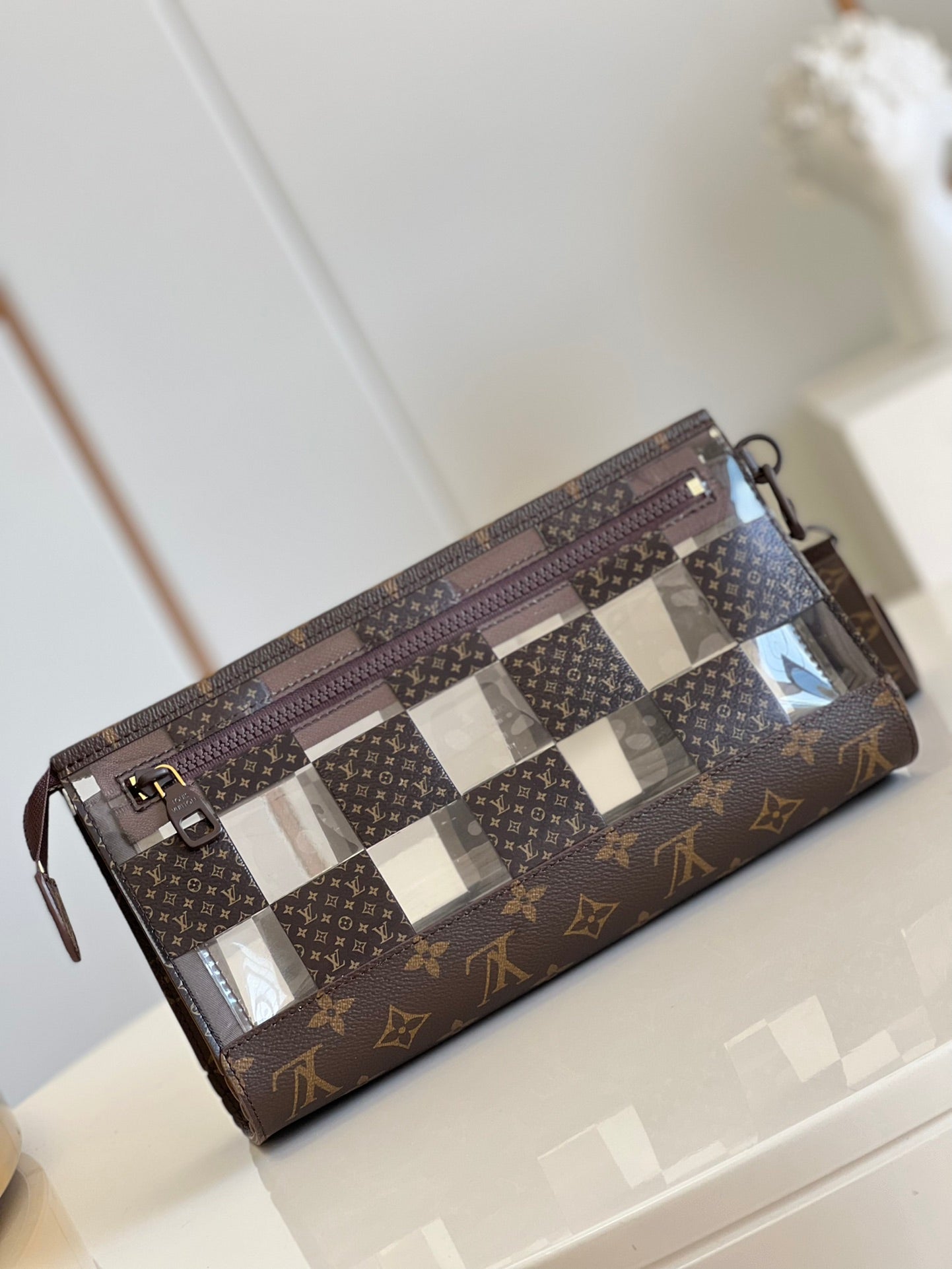 Cartera de mano Standing Louis Vuitton - Imagen 2
