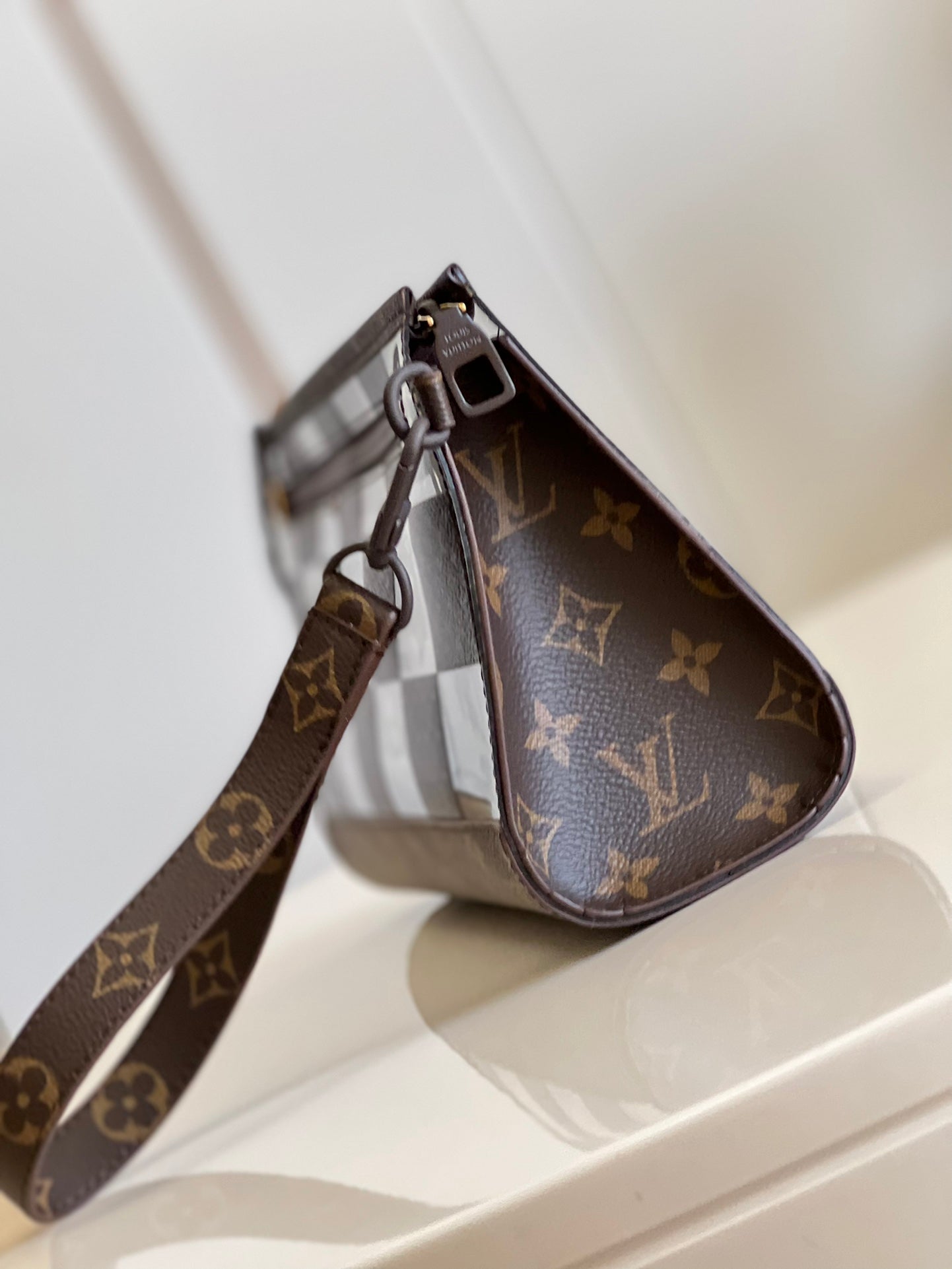 Cartera de mano Standing Louis Vuitton - Imagen 4