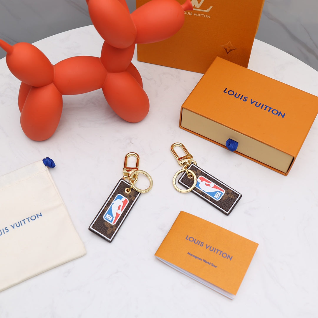 Colgante y llavero Louis Vuitton x NBA - Imagen 2