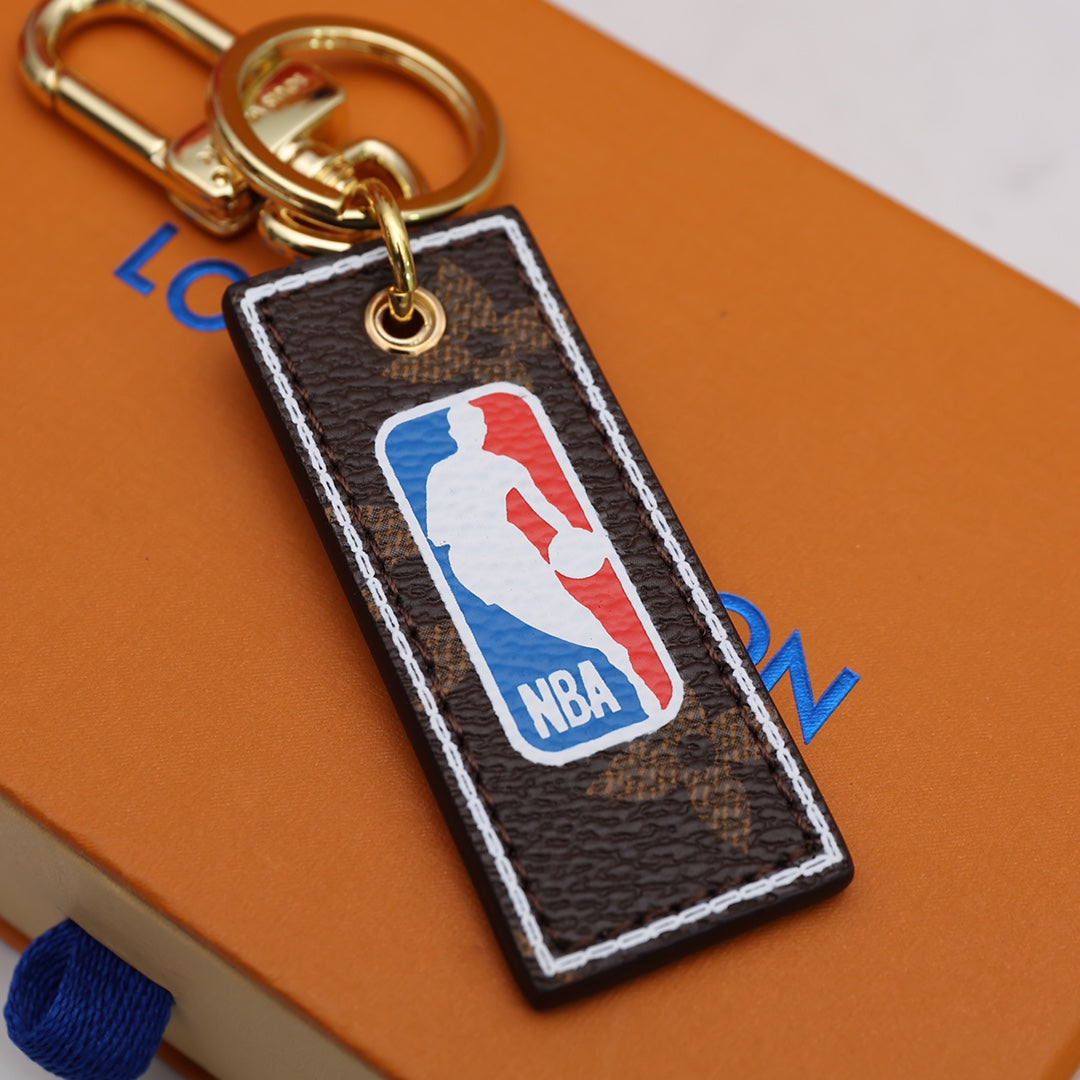 Colgante y llavero Louis Vuitton x NBA - Imagen 4