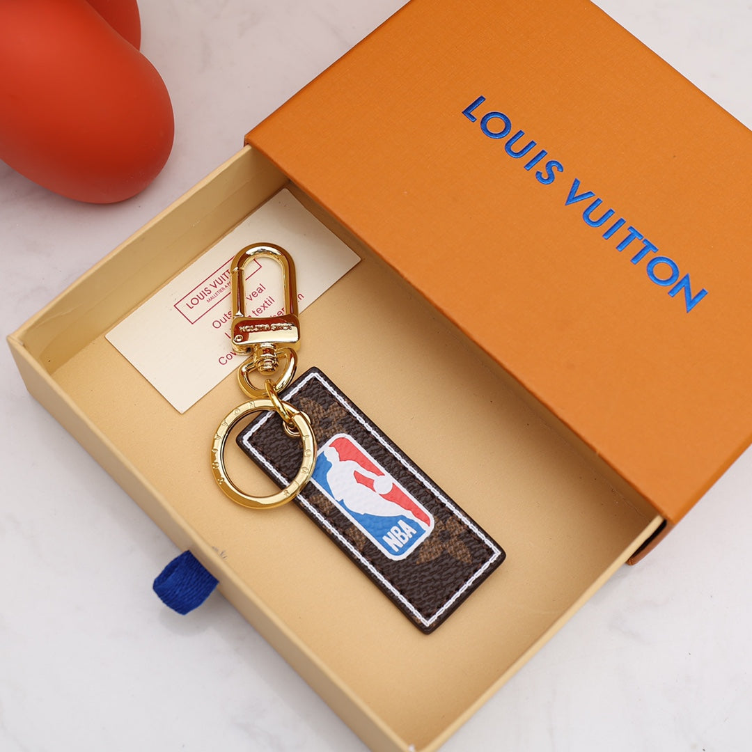 Colgante y llavero Louis Vuitton x NBA - Imagen 6