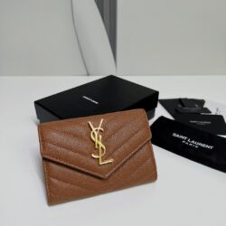 Tarjetero con solapa Cassandre Matelassé YSL