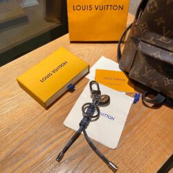 Colgante y llavero LV Louis Vuitton