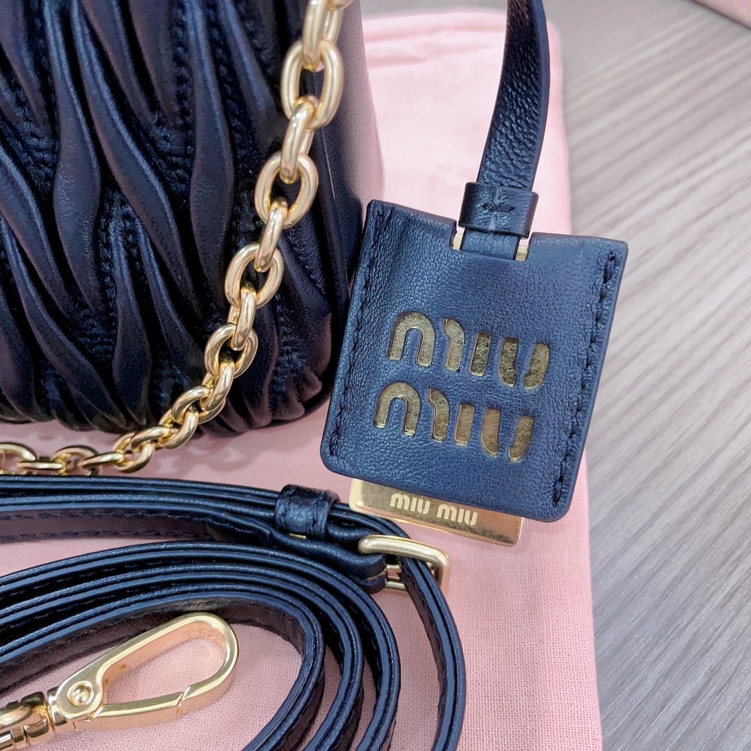 Bolso bandolera de napa Matelassé Miu Miu - Imagen 7