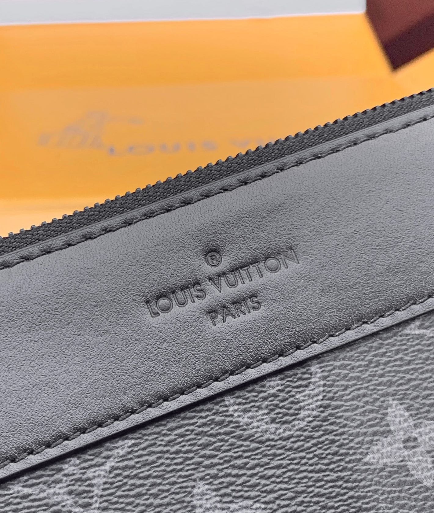 Cartera de mano Pochette Voyage Souple Louis Vuitton - Imagen 7