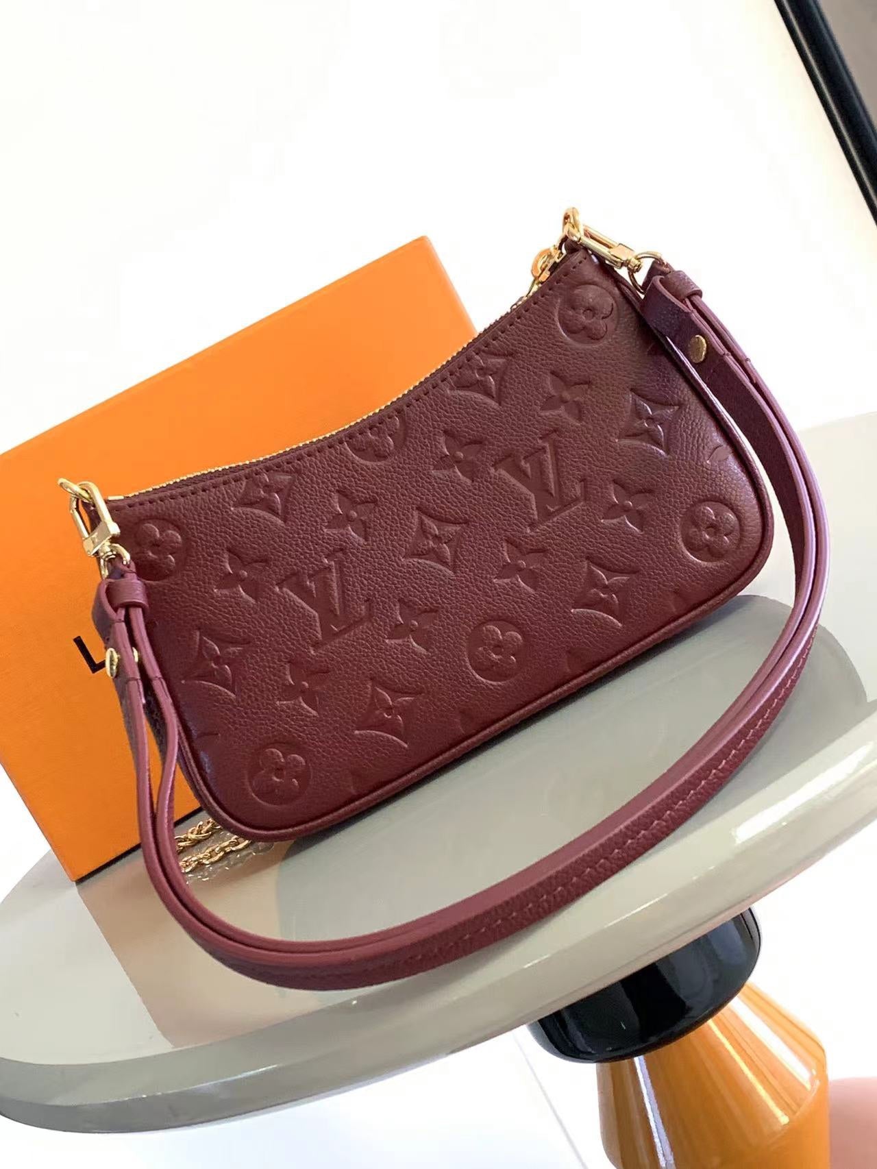 Bolso Easy Pouch On Strap Louis Vuitton - Imagen 8