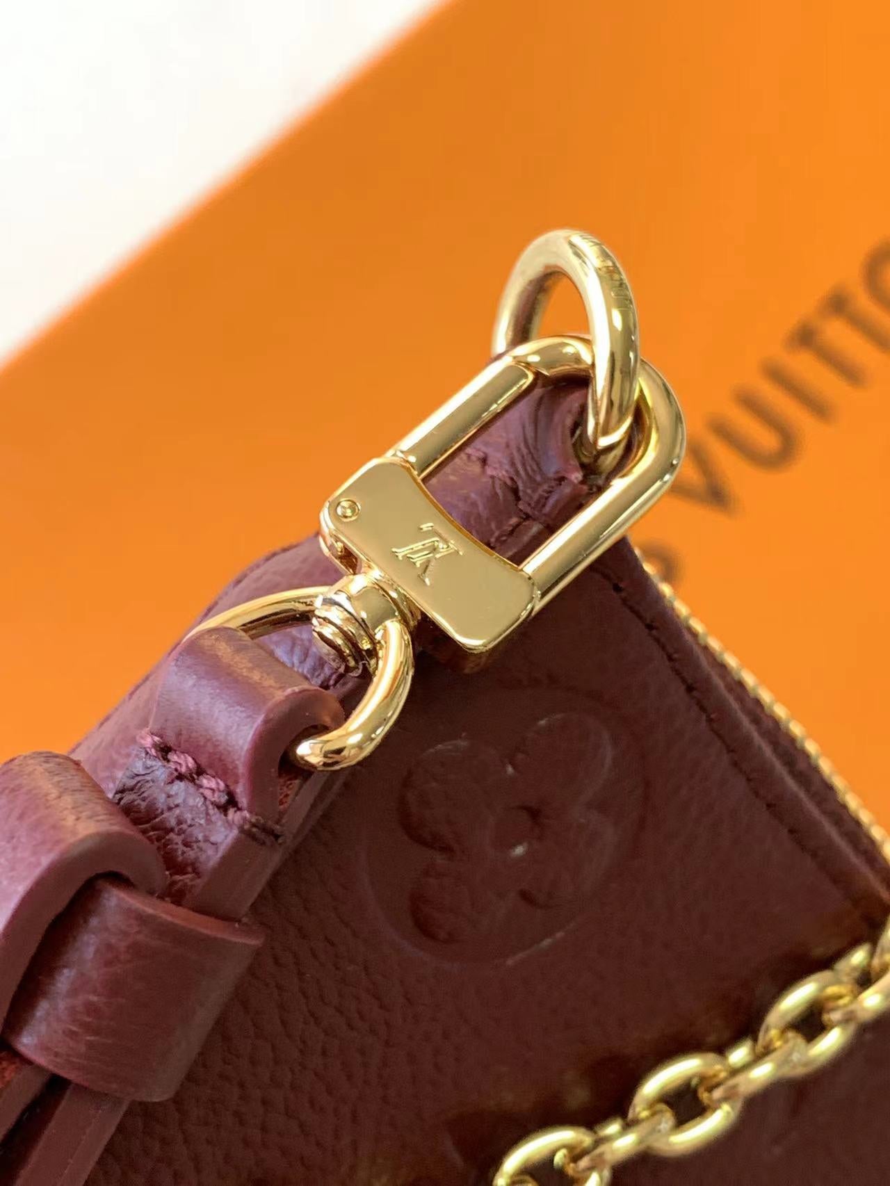 Bolso Easy Pouch On Strap Louis Vuitton - Imagen 4