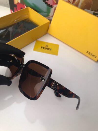 Gafas de sol cuadradas FENDI - Image 3