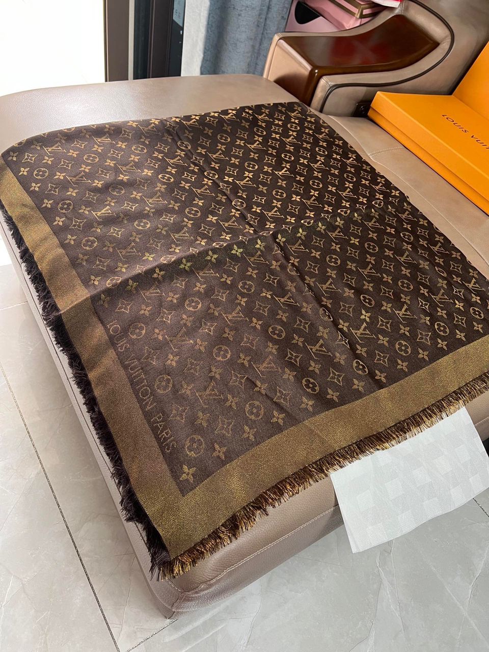 Chal Monograma Clásico LOUIS VUITTON - Imagen 5