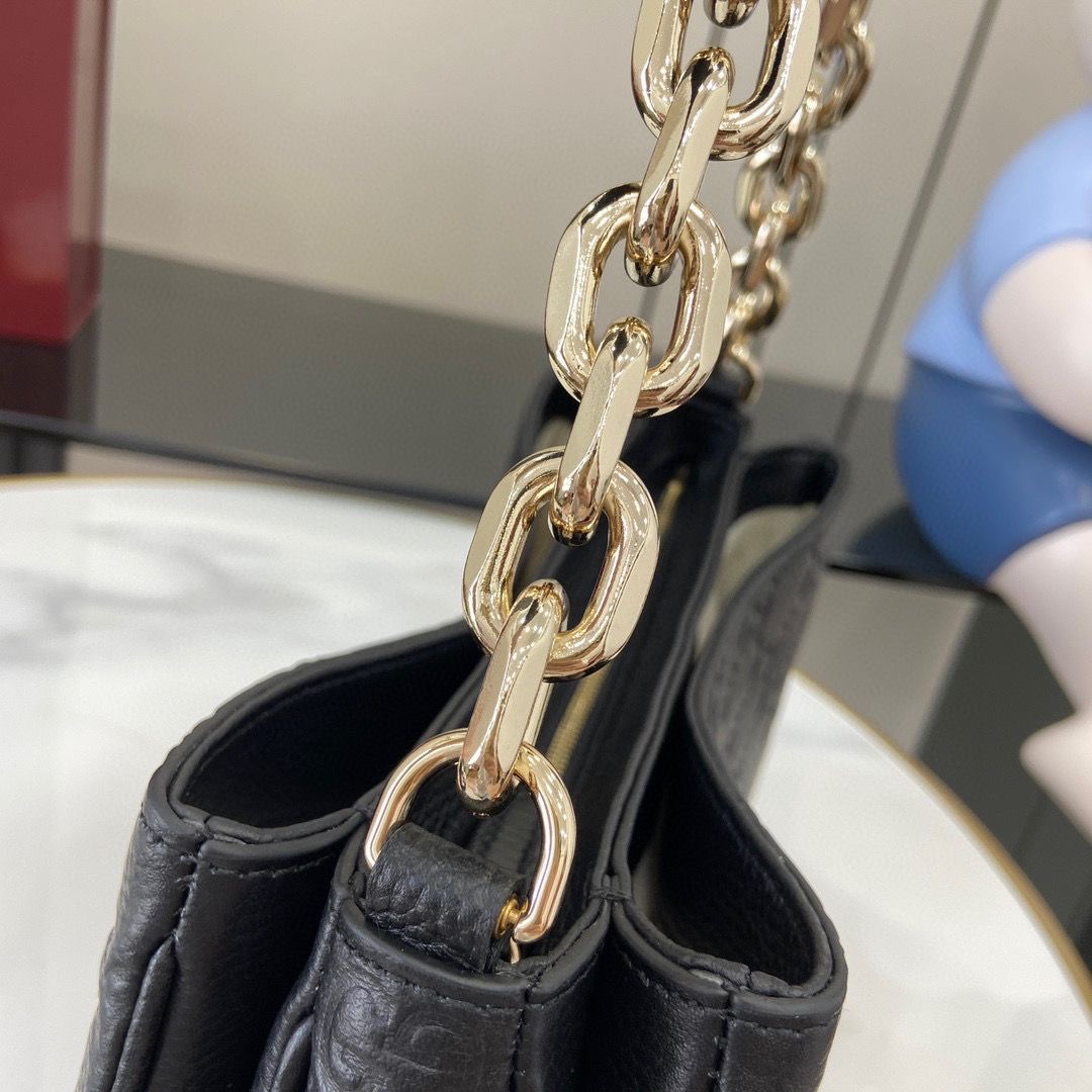 Minibolso de hombro GG Emblem Gucci - Imagen 5