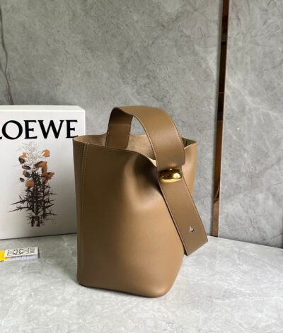 Bolso Pebble Bucket mediano LOEWE - Imagen 2