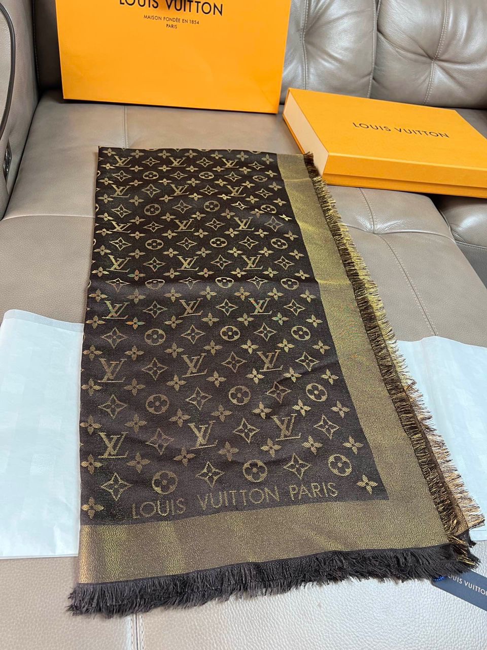 Chal Monograma Clásico LOUIS VUITTON - Imagen 6